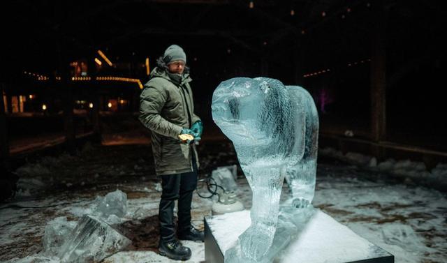 A man sculpting in ice and wearing Ukon clothing by Kühl.