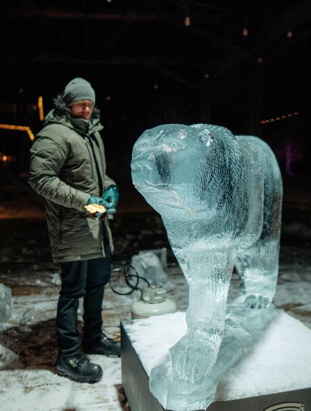 A man sculpting in ice and wearing Ukon clothing by Kühl.